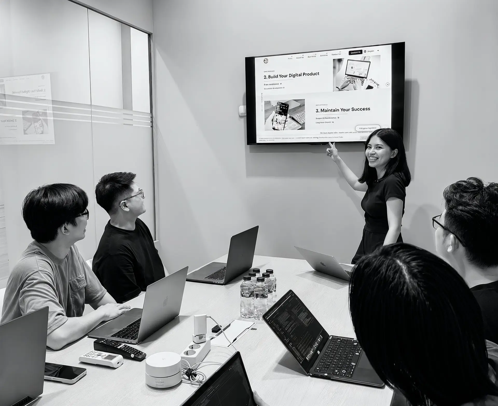Dihardja Software team presenting a digital product in a meeting